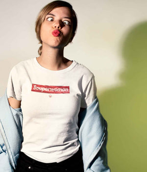 SOUPERWOMAN. ÜBERGROSSES PREMIUM ORGANIC SHIRT