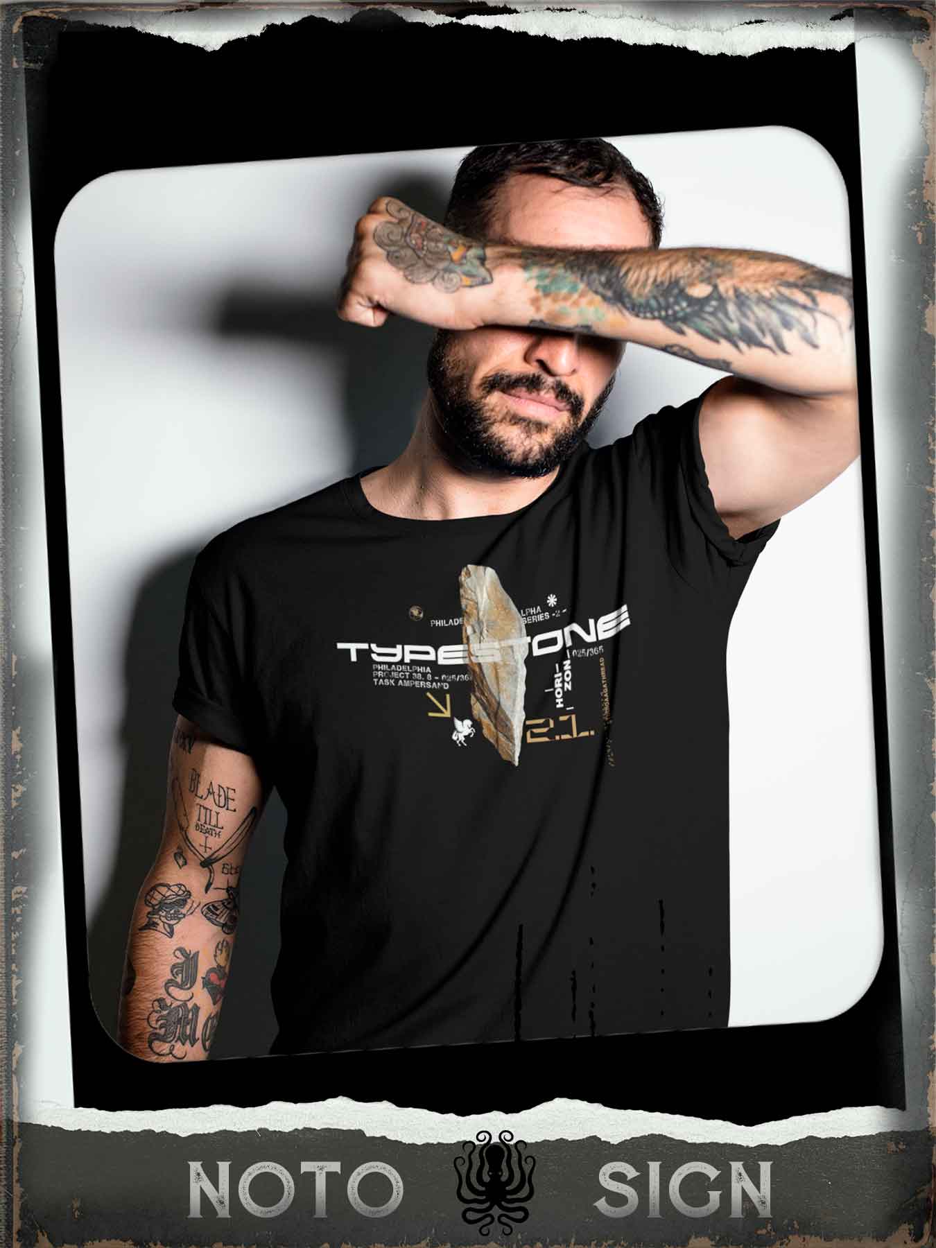TypeStone Oversized Shirt von NotoSign und dem Studio Aagath Read